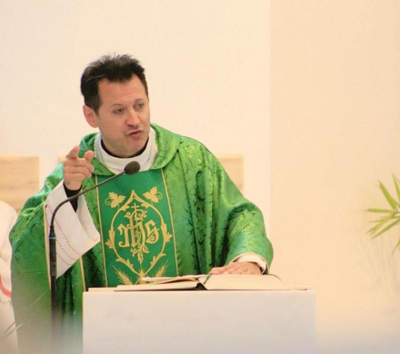 Ziua preot, noaptea artist! Îți mai amintești de Don Elvis, duhovnicul de la Chefi la Cuțite? Excentricul părinte și-a descoperit o nouă pasiune!