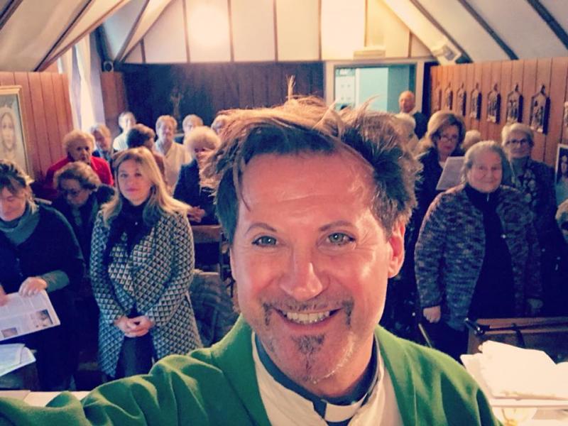 Ziua preot, noaptea artist! Îți mai amintești de Don Elvis, duhovnicul de la Chefi la Cuțite? Excentricul părinte și-a descoperit o nouă pasiune!