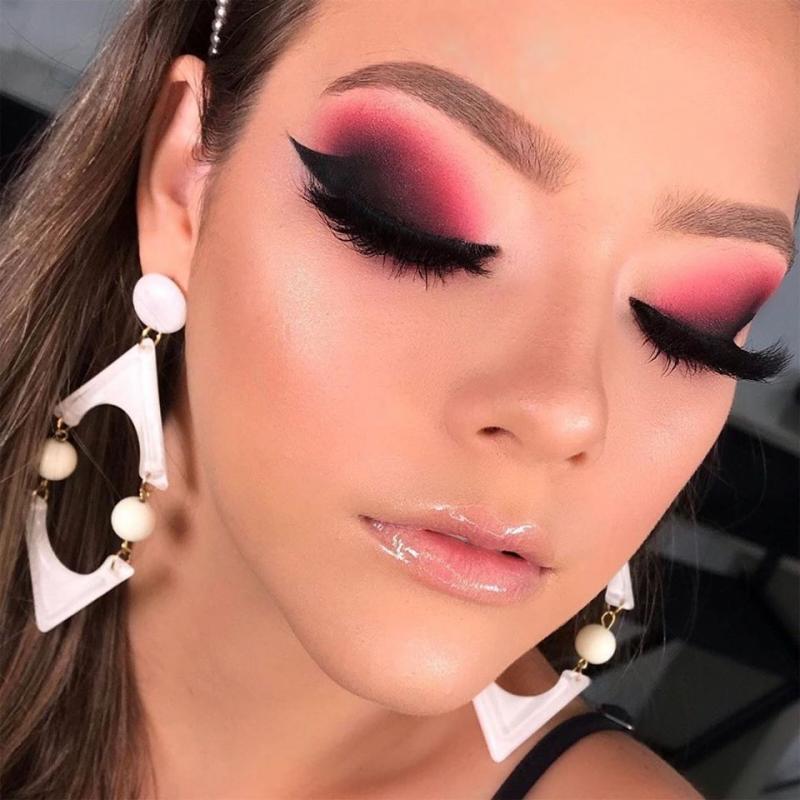 Ai auzit de noile tendințe în materie de make-up? Vara asta poți duce frumusețea la un alt nivel. Descoperă cele mai tari machiaje pentru 2020