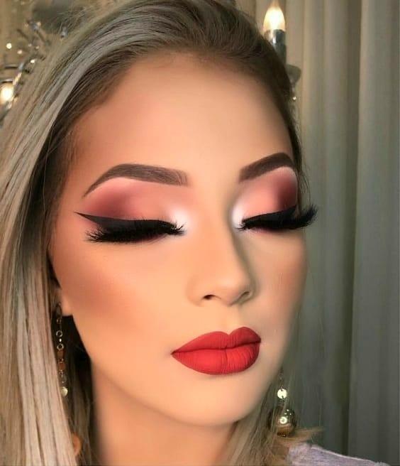 Ai auzit de noile tendințe în materie de make-up? Vara asta poți duce frumusețea la un alt nivel. Descoperă cele mai tari machiaje pentru 2020