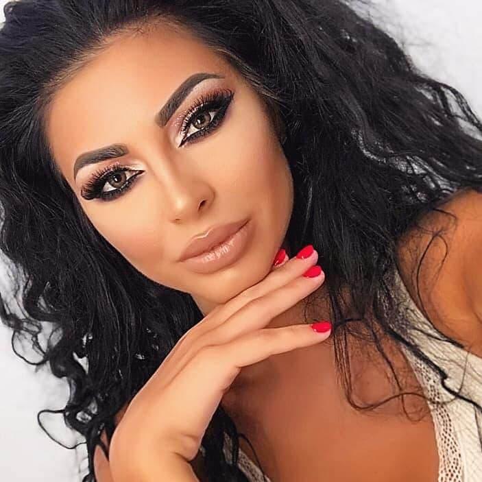 Ai auzit de noile tendințe în materie de make-up? Vara asta poți duce frumusețea la un alt nivel. Descoperă cele mai tari machiaje pentru 2020