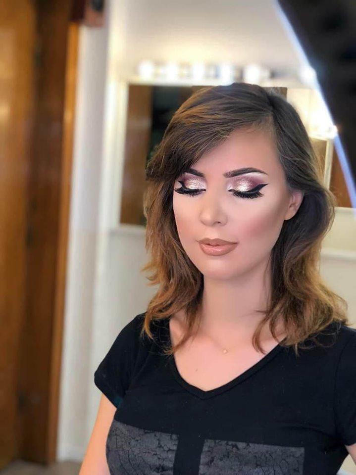 Ai auzit de noile tendințe în materie de make-up? Vara asta poți duce frumusețea la un alt nivel. Descoperă cele mai tari machiaje pentru 2020
