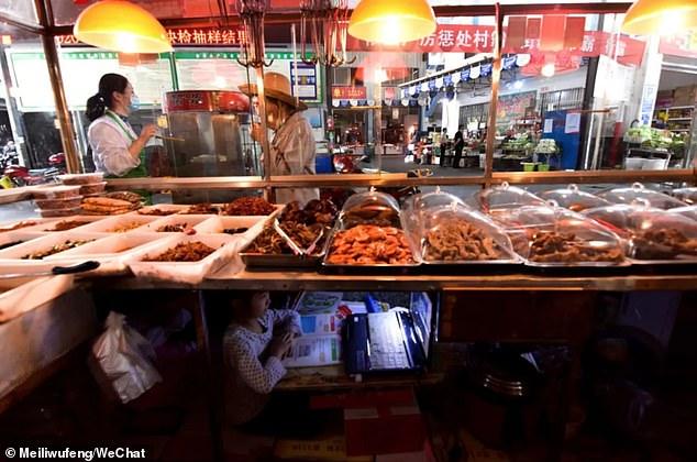 Mai avem curajul să ne plângem? Fetița asta își face temele sub taraba la care mama ei vinde pește: „I-am încropit un birou” - FOTO