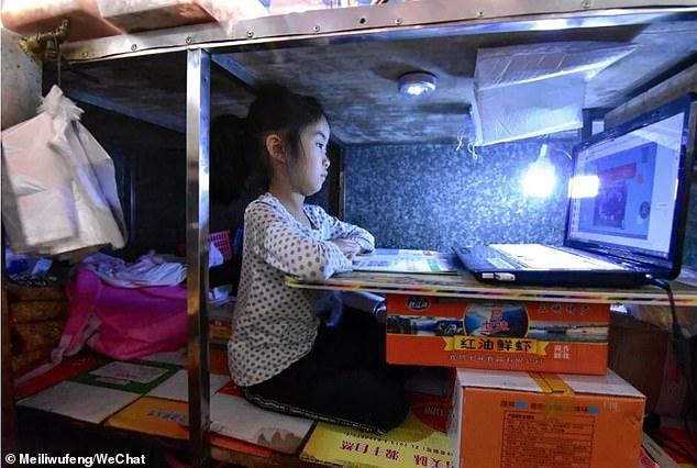 Mai avem curajul să ne plângem? Fetița asta își face temele sub taraba la care mama ei vinde pește: „I-am încropit un birou” - FOTO