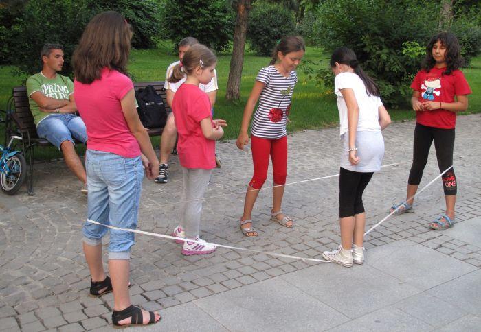 Juri pe verde că nu ți le mai amintești?! Jocurile copilăriei sunt aici! De la ”Lapte Gros” până la ”Cornete”, de la ”Baba Oarba” până la ”Adevăr sau Provocare”