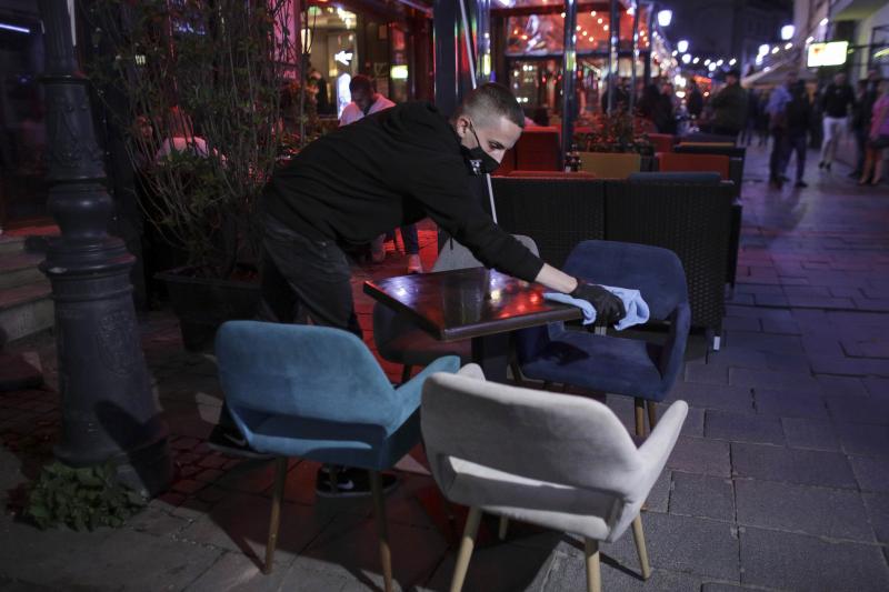 FOTO | Cum arată Centrul Vechi din Capitală după redeschiderea teraselor. După miezul nopții oamenii au dat buzna la distracție