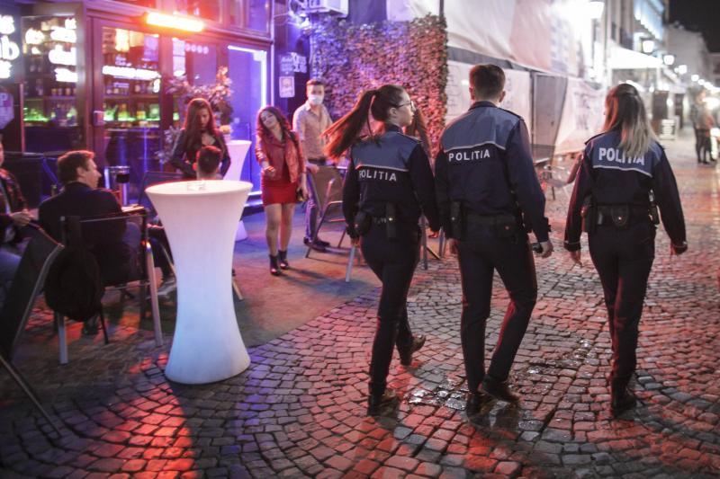FOTO | Cum arată Centrul Vechi din Capitală după redeschiderea teraselor. După miezul nopții oamenii au dat buzna la distracție
