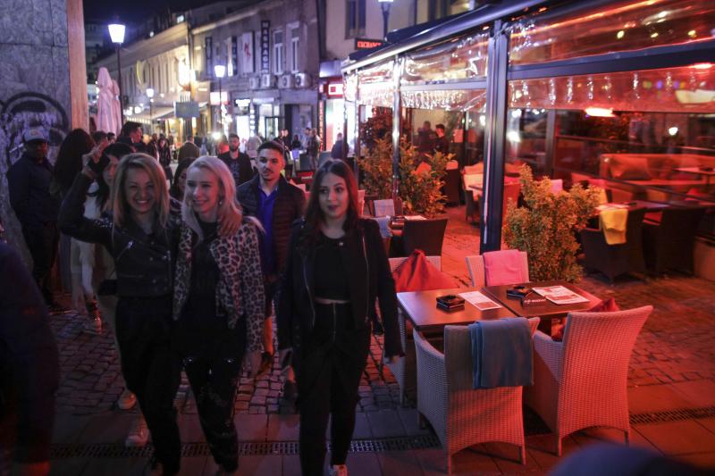 FOTO | Cum arată Centrul Vechi din Capitală după redeschiderea teraselor. După miezul nopții oamenii au dat buzna la distracție