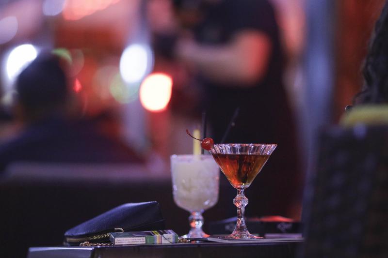 FOTO | Cum arată Centrul Vechi din Capitală după redeschiderea teraselor. După miezul nopții oamenii au dat buzna la distracție