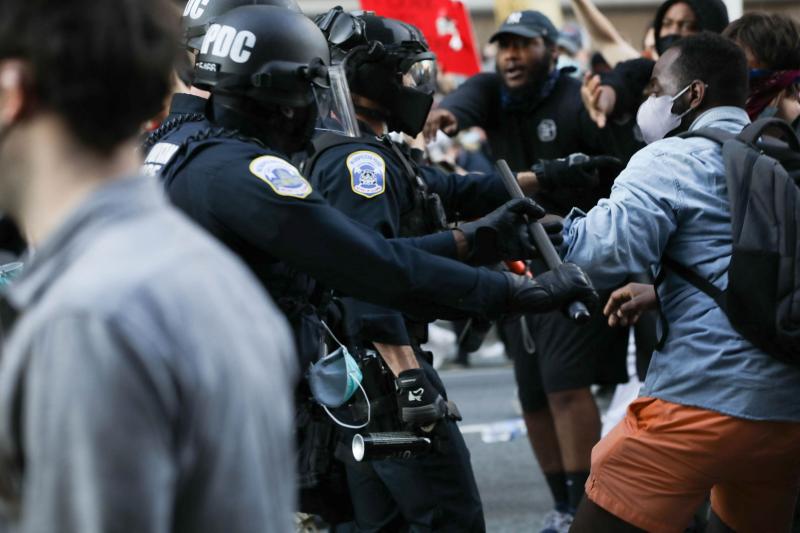 FOTO | Stare de asediu în SUA: "limitarea dreptului la viață, tortură și pedepse" în urma unor manifestări violente la Casa Albă