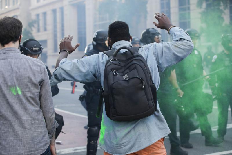 FOTO | Stare de asediu în SUA: "limitarea dreptului la viață, tortură și pedepse" în urma unor manifestări violente la Casa Albă