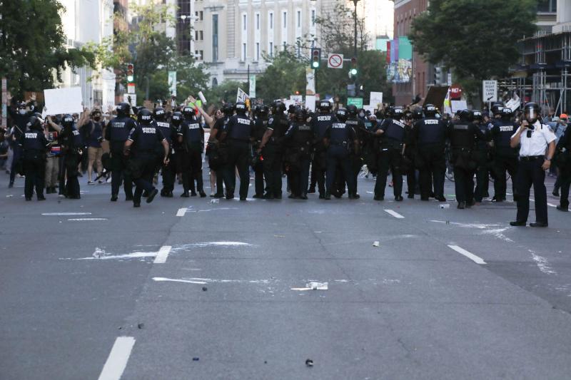 FOTO | Stare de asediu în SUA: "limitarea dreptului la viață, tortură și pedepse" în urma unor manifestări violente la Casa Albă