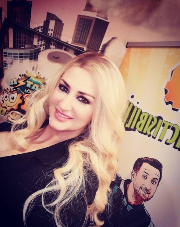 Sexy, sexy, știu că mă vrei! Julia Chelaru, fosta bombă sexy a trupei Exotic în direct, la Neatza! A înflorit de când a divorţat