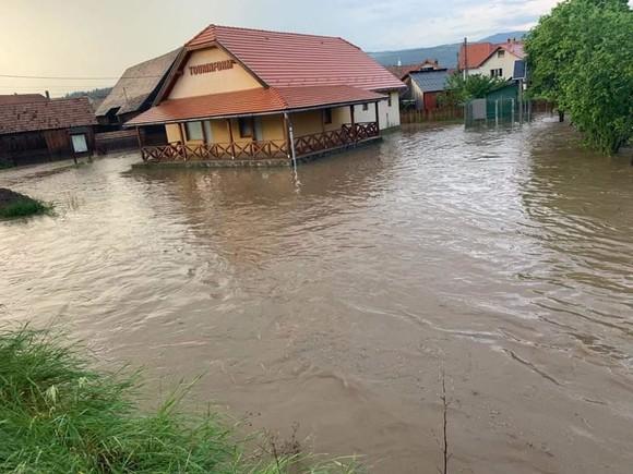 Ploile torențiale au făcut ravagii în România. Sute de gospodării, inundate de puhoaiele care au atins chiar și un metru 