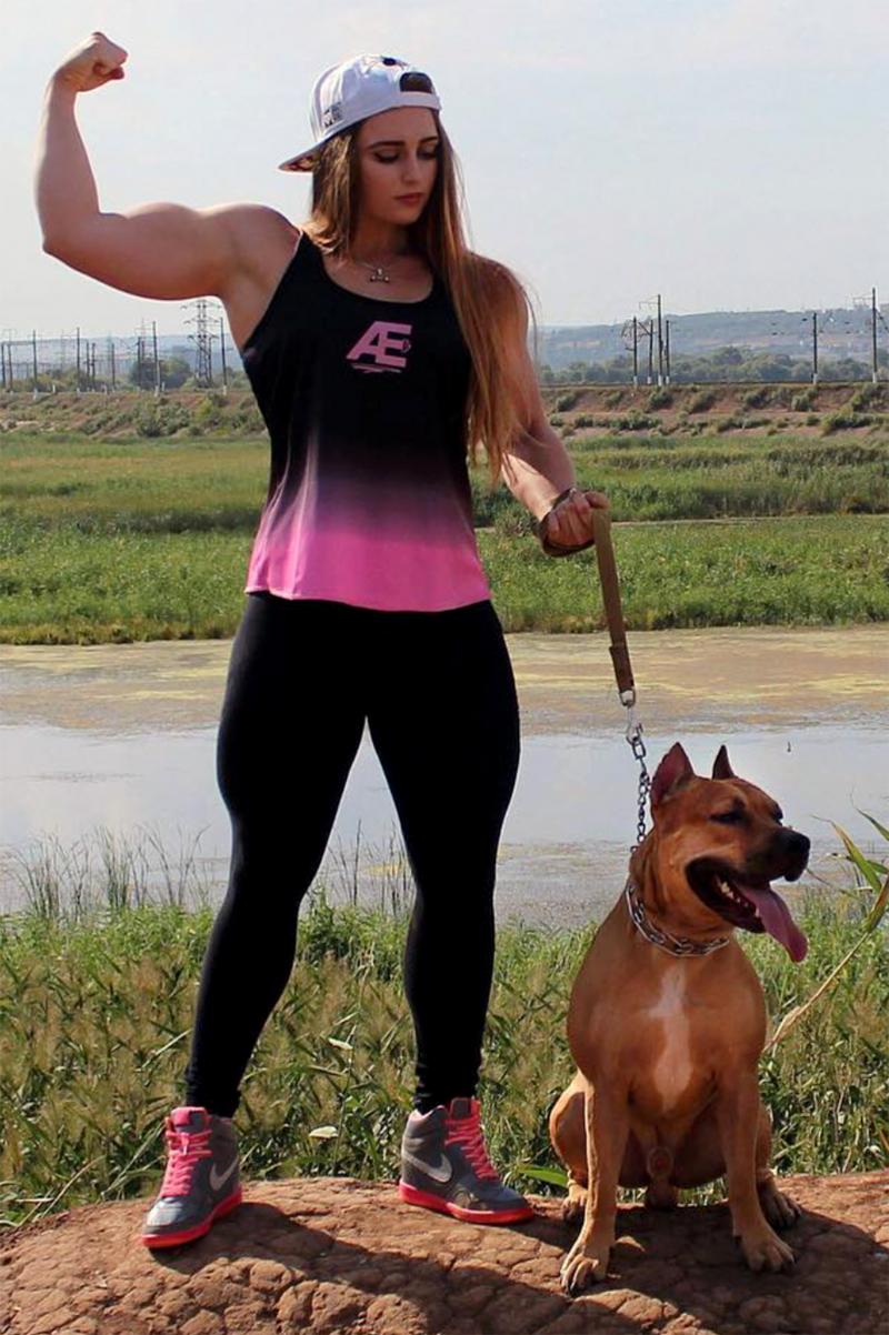 Are un cap de păpușă Barbie și un corp pe care și l-ar dori și Dorian Popa! Pentru Iulia, halterele de 100 de kilograme sunt un fleac! - FOTO