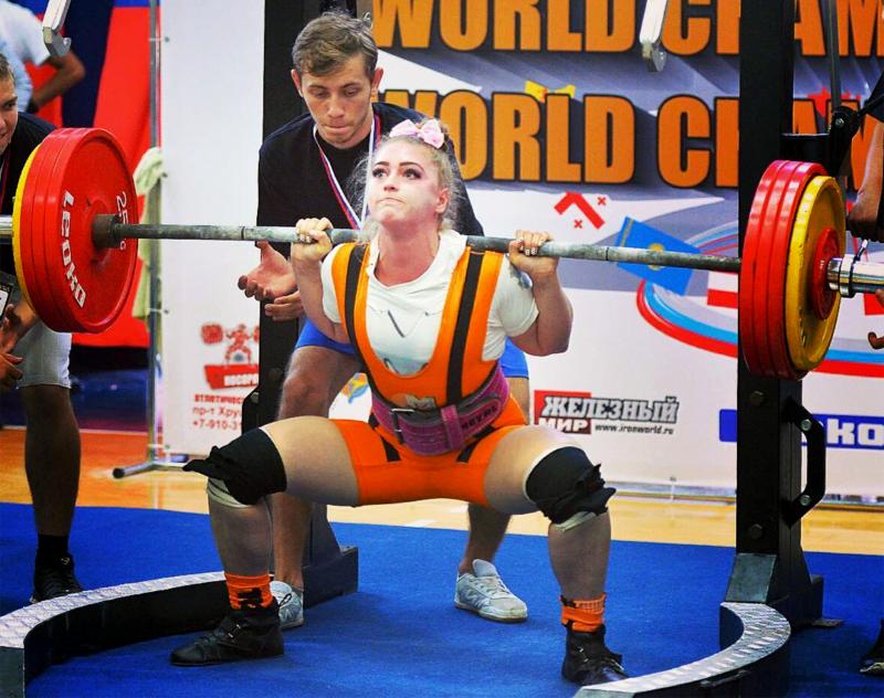 Are un cap de păpușă Barbie și un corp pe care și l-ar dori și Dorian Popa! Pentru Iulia, halterele de 100 de kilograme sunt un fleac! - FOTO