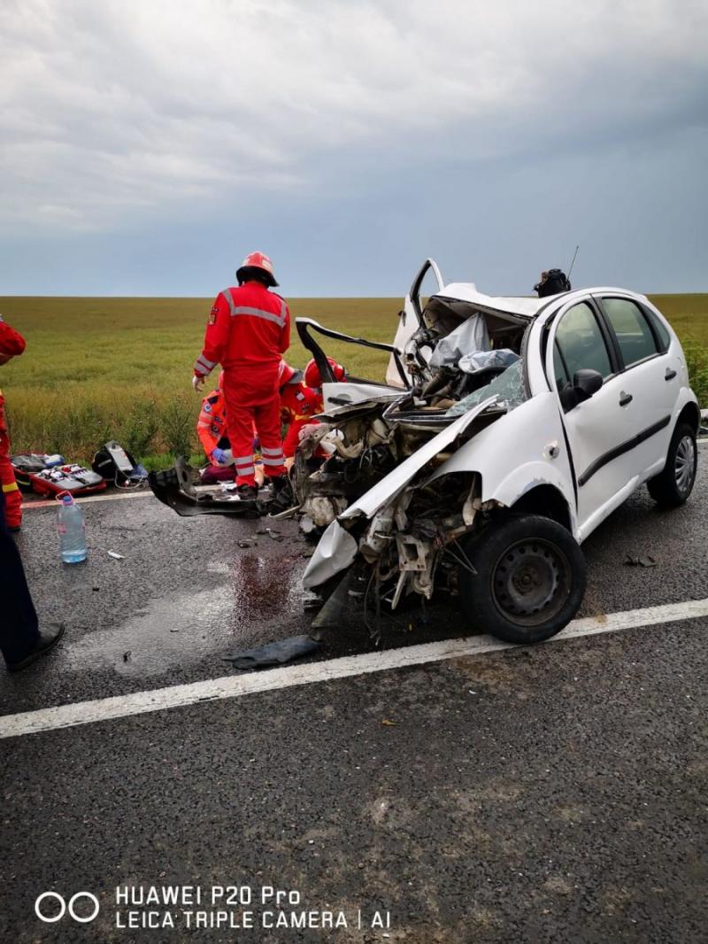 Avea 25 de ani și a murit strivită de fiarele mașinii. Prietena ei însărcinată, în stare critică la spital. Accident grav pe o șosea din Tulcea - FOTO