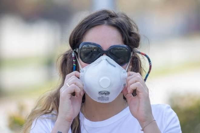 Sezonul de ambrozie în 2020. Te ajută masca de protecție? Recunoaște planta și evită alergiile