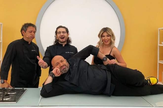Distracție maximă! Ce se întâmplă în culisele celui mai incendiar cooking show - Chefi la cuţite! | FOTO