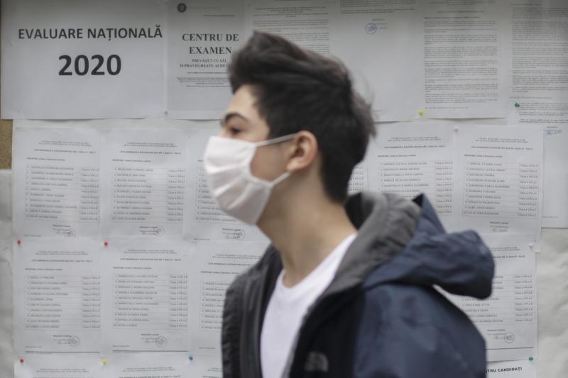 FOTO: Elevii, cu măști la Evaluarea Națională 2020. Cât de grele au fost subiectele care au picat la Limba Română