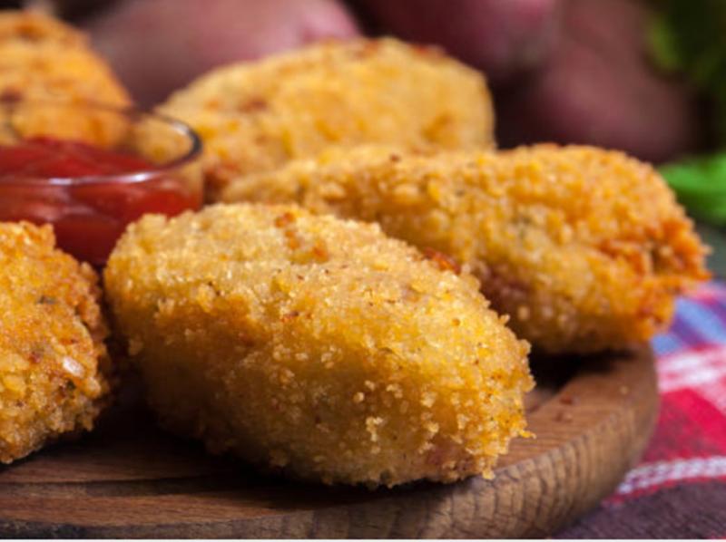 Crochete de pui cu cartofi și cașcaval. Gustări calde și delicioase, pentru mese copioase!