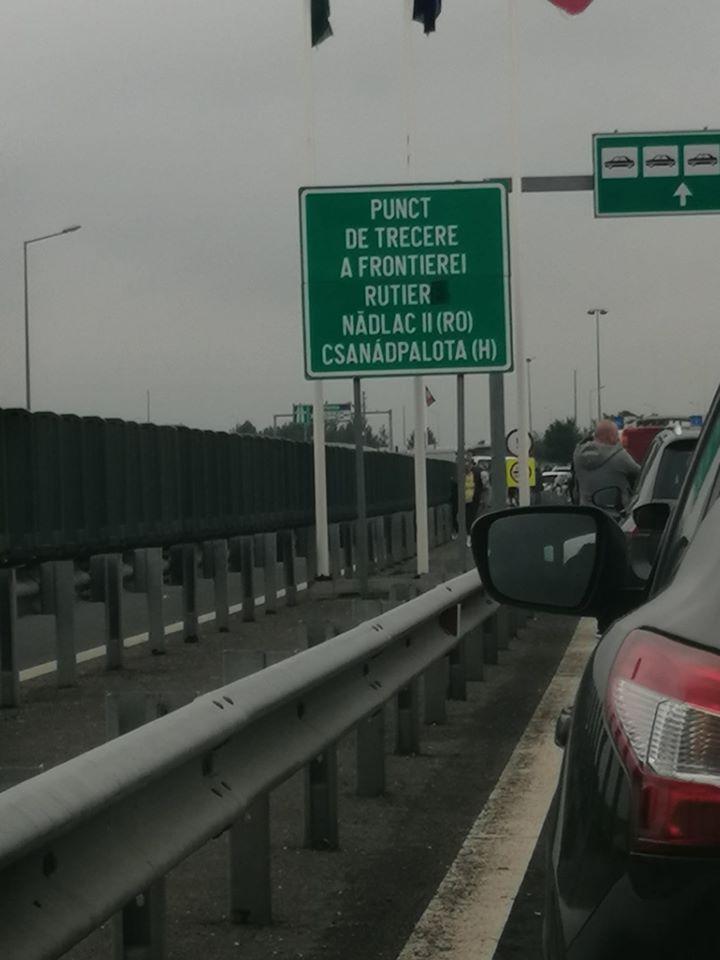 Aglomerație infernală la intrarea în România, în prima zi fără izolare la domiciliu. Românii stau de opt ore în cozi - FOTO
