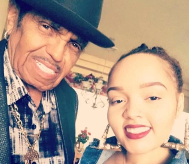 Nepoata lui Michael Jackson, înjunghiată de șapte ori, în plină stradă! Imagini șocante, surprinse imediat după atac - FOTO