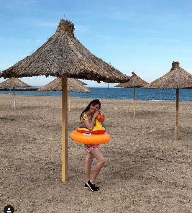 Cum și-a făcut Vulpița Veronica apariția pe plajă! Ținuta a stârnit o controversă printre fani. Ce detaliu a atras privirile tuturor