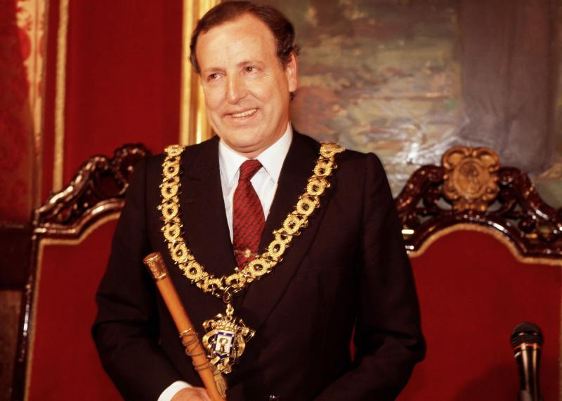 „Cel mai iubit primar din istoria Madridului” a fost jefuit, ziua în amiaza mare, de o româncă! Puștoaica l-a păcălit cu metoda „furtul cu dragoste”