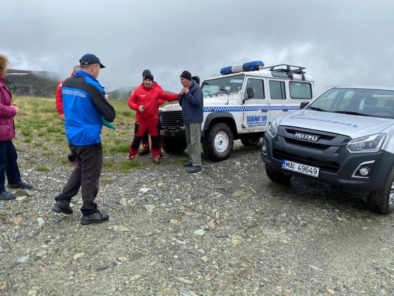 Momente emoționante pe Transalpina. Un bărbat de 80 de ani a fost găsit, în viață, după ore în șir de căutări pe ploaie torențială și vijelii
