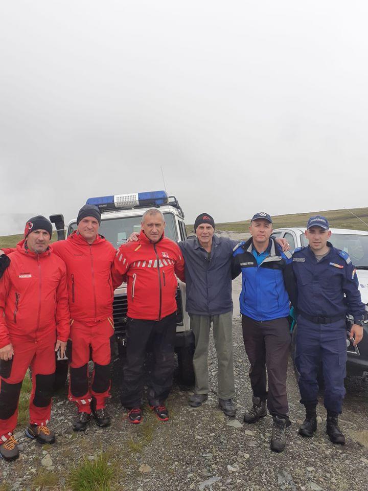 Momente emoționante pe Transalpina. Un bărbat de 80 de ani a fost găsit, în viață, după ore în șir de căutări pe ploaie torențială și vijelii