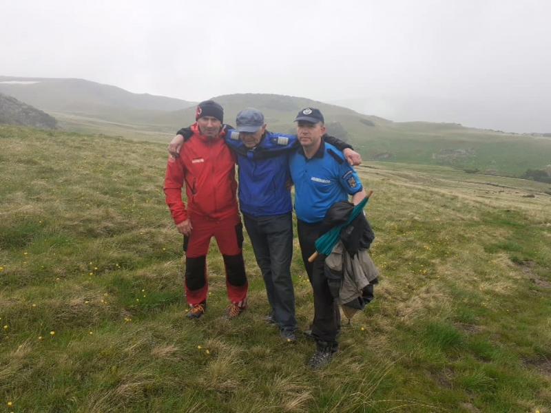 Momente emoționante pe Transalpina. Un bărbat de 80 de ani a fost găsit, în viață, după ore în șir de căutări pe ploaie torențială și vijelii