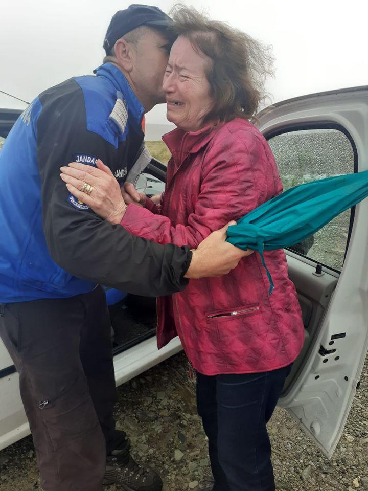 Momente emoționante pe Transalpina. Un bărbat de 80 de ani a fost găsit, în viață, după ore în șir de căutări pe ploaie torențială și vijelii