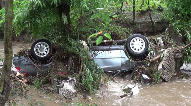 E potop în România. Mașini luate de ape și oameni care și-au văzut casele înghițite de ploi - FOTO