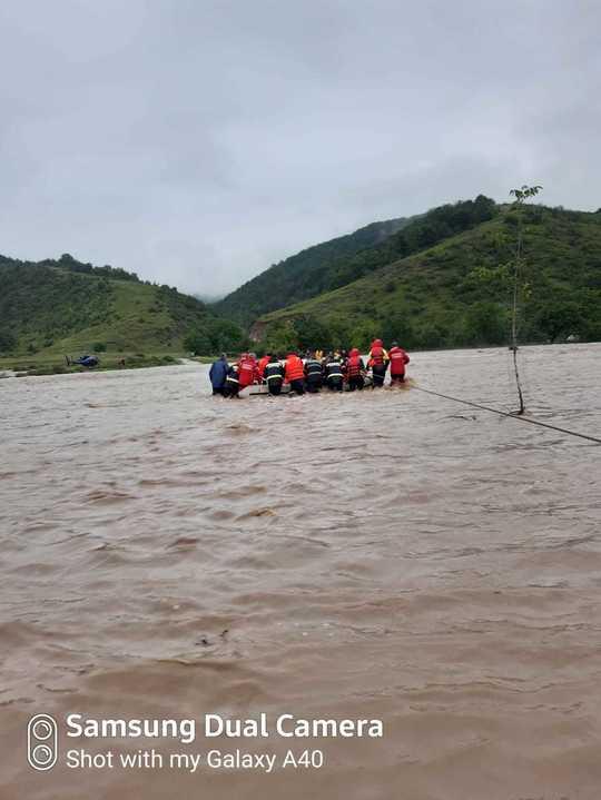 Copii cărați pe brațe, salvați cu elicopterul din calea apelor. Micuții și-au așteptat părinții "pe uscat". Imagini emoționante în Caraș Severin - FOTO