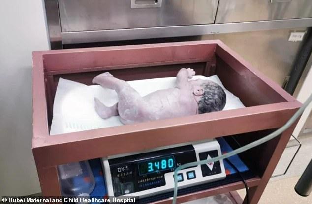 „Băieții mei sunt gemeni, dar unul e cu 10 ani mai mare decât celălalt!”. O mamă de 41 de ani, poveste inedită!