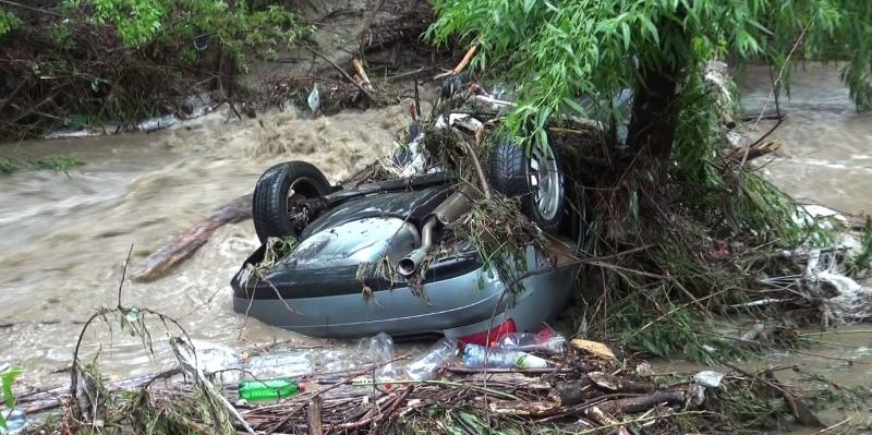 Cod roșu de ploi torențiale în România! Oamenii sunt îngroziţi de furia apelor: ''Numai când te uiţi îţi vine să leşini!''