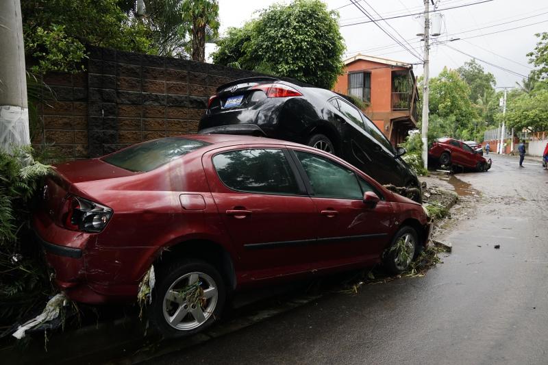 FOTO | Imagini apcaliptice cu furtuna Amanda din El Salvador. Asfaltul a fost smuls, casele dărâmate și mașinile aruncate una peste cealaltă