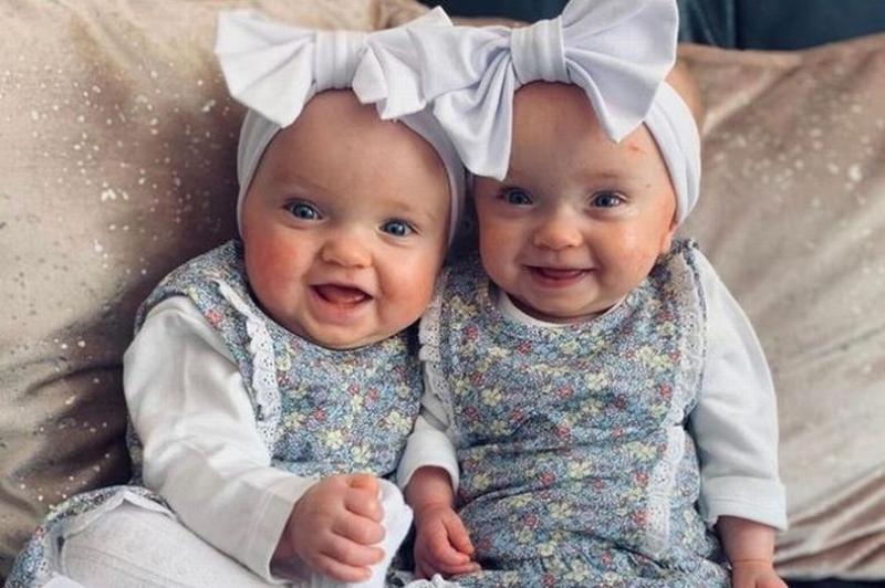 Când s-au născut, cântăreau, împreună, cât un pachet de făină. Bebelușele râd când aud de coronavirus: „A durat o oră până le-am auzit primul plânset”
