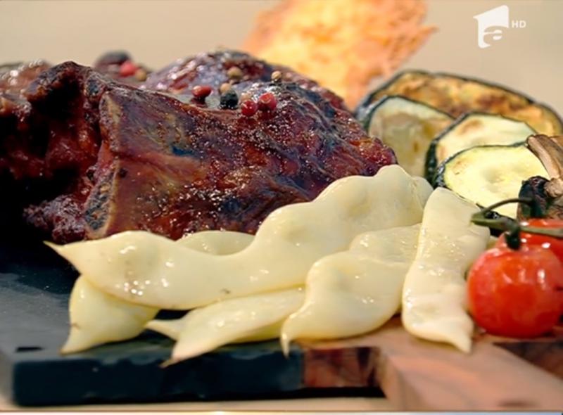Coaste de porc afumate, cu paste în sos de roșii și legume asortate- Reţeta lui Vlăduţ