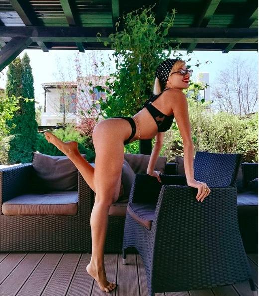 Imagini de infarct! Lidia Buble își unduiește corpul ca o contorsionistă! Blonda, mai sexy ca niciodată în costum de baie