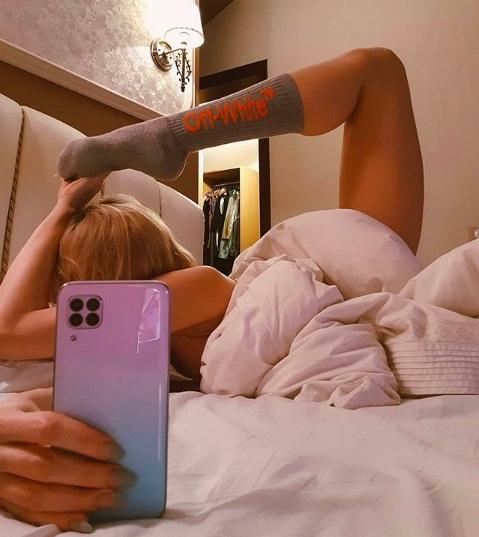 Imagini de infarct! Lidia Buble își unduiește corpul ca o contorsionistă! Blonda, mai sexy ca niciodată în costum de baie