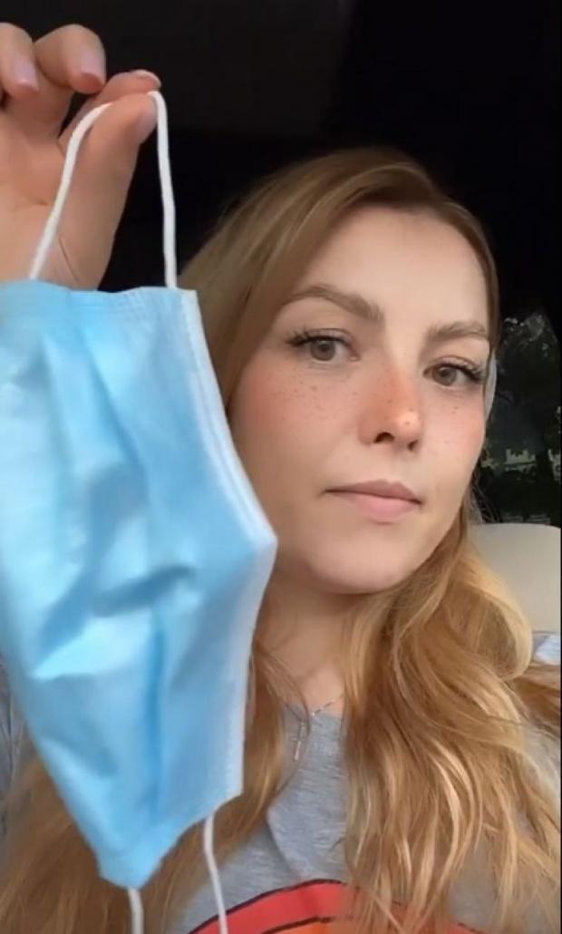 Elena Gheorghe are fața iritată de la masca de protecție: "Nu e de joacă! Asta e masca care mi-a făcut probleme!" Artista s-a filmat pe Instagram