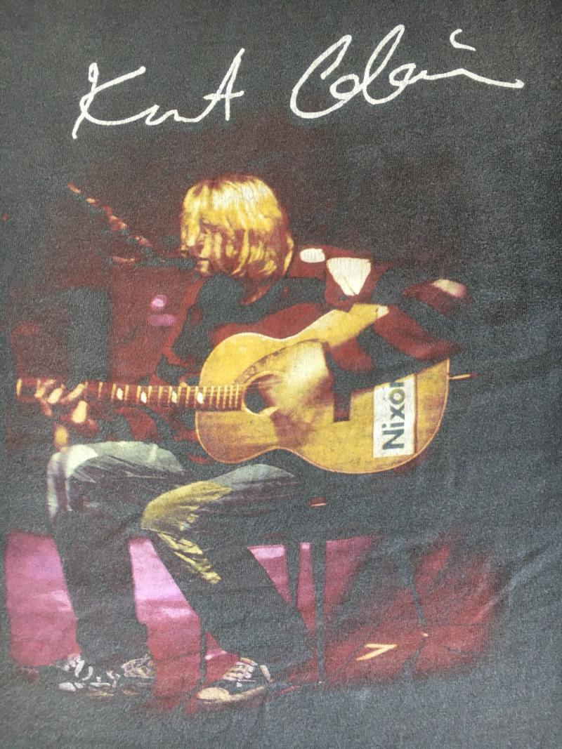 Chitara lui Kurt Cobain, vândută pentru 6.000.000 $. Carcasa are încă lipite etichetele de bagaje