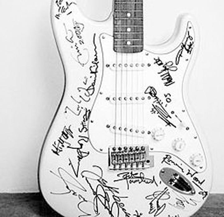 Chitara lui Kurt Cobain, vândută pentru 6.000.000 $. Carcasa are încă lipite etichetele de bagaje