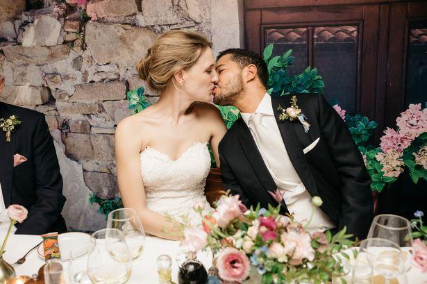 „Mami e, de fapt, tati adoptiv, iar tati e, de fapt, mami”. Un bărbat transformat în femeie și o femeie devenită bărbat s-au căsătorit și au devenit părinți – FOTO