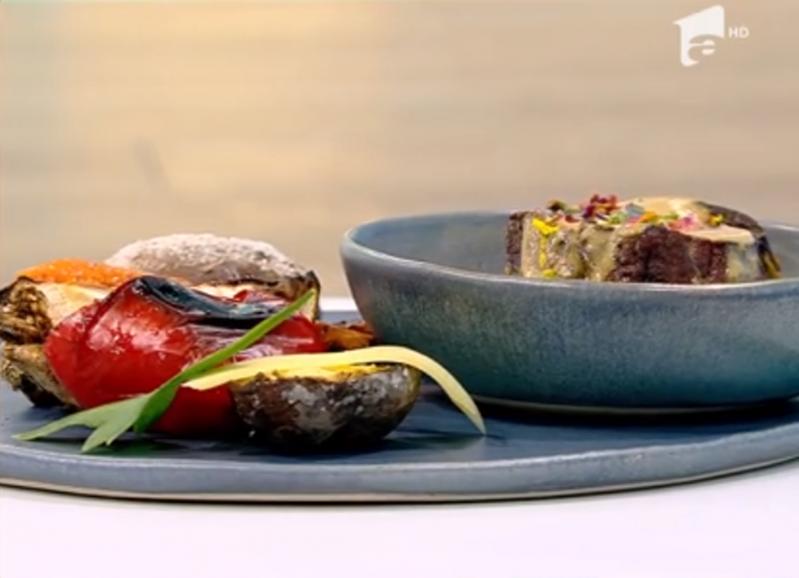 Friptură de vită înăbușită, cu sos de leuștean și garnitură de legume la cuptor