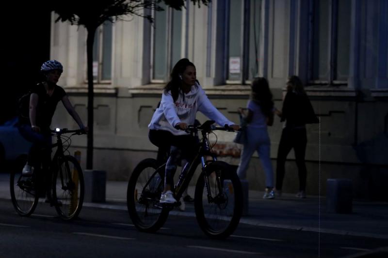 Raluka, slalom pe două roți prin ”jungla” bucureșteană. A câștigat Asia Express, dar merge tot cu bicicleta!