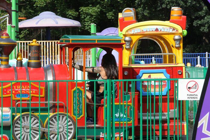 Roxana Vancea a înnebunit tăticii dintr-un parc de copii! Uite cât de provocator s-a îmbrăcat fosta iubită a lui Mihai Bendeac! | FOTO