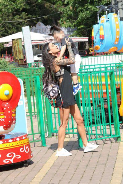 Roxana Vancea a înnebunit tăticii dintr-un parc de copii! Uite cât de provocator s-a îmbrăcat fosta iubită a lui Mihai Bendeac! | FOTO